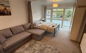 1St Floor Studio Flat In Crawley! Close To Gatwick